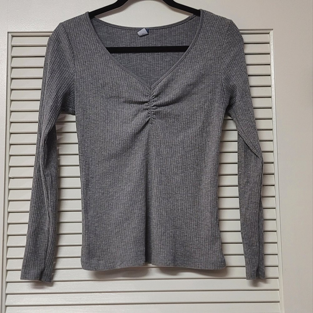 Old Navy - Grey V-Neck Ribbed Long-Sleeve Top